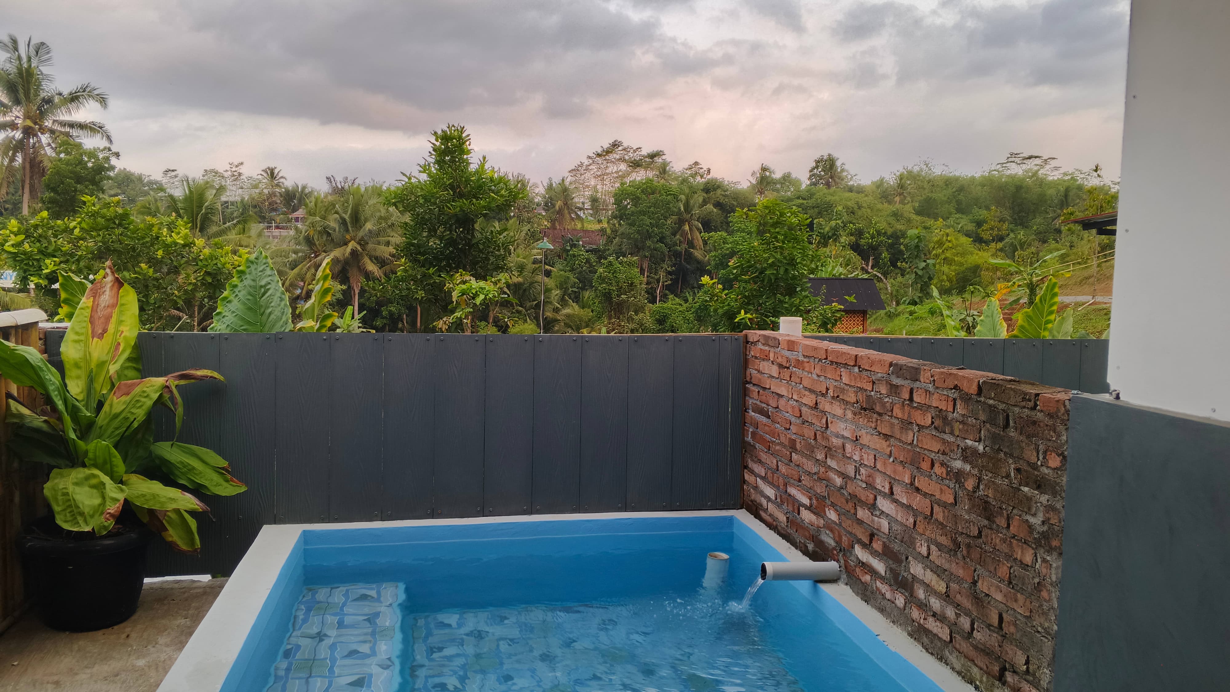 Pemandangan kolam air panas alami di Warung Kungkum - Foto 5