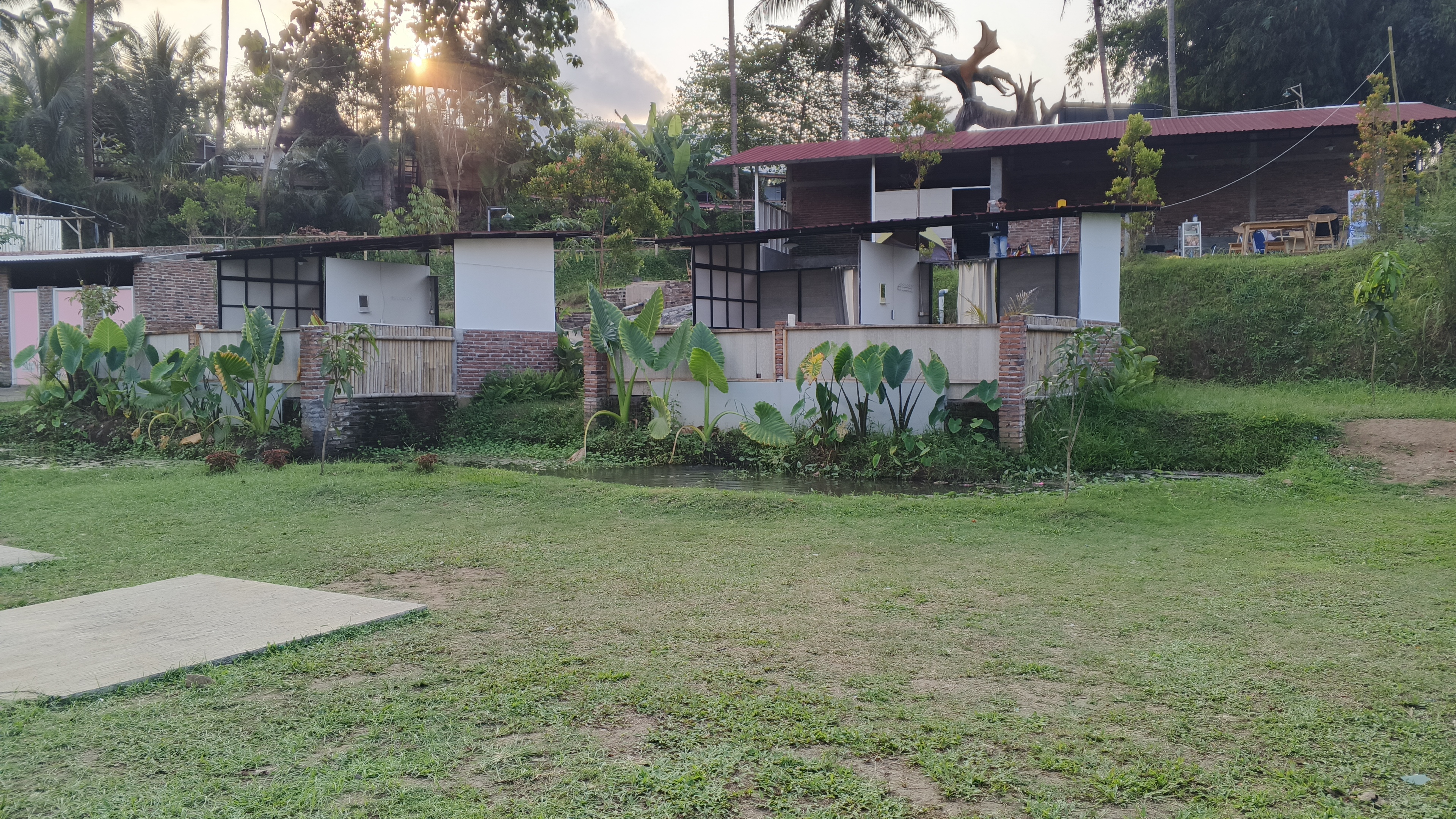 Suasana area camping dan pemandian di Warung Kungkum