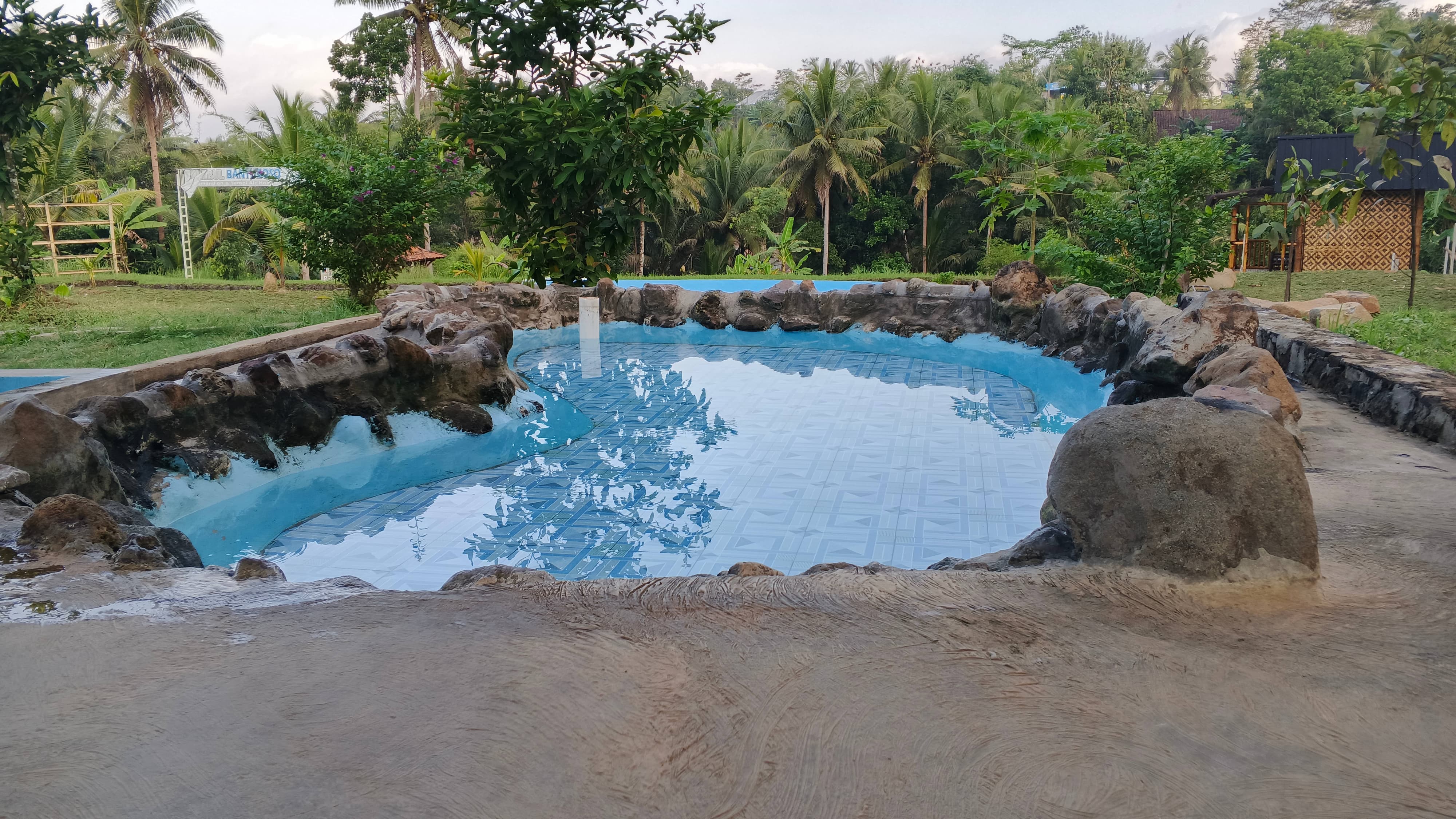 Pemandangan kolam air panas alami di Warung Kungkum - Foto 2