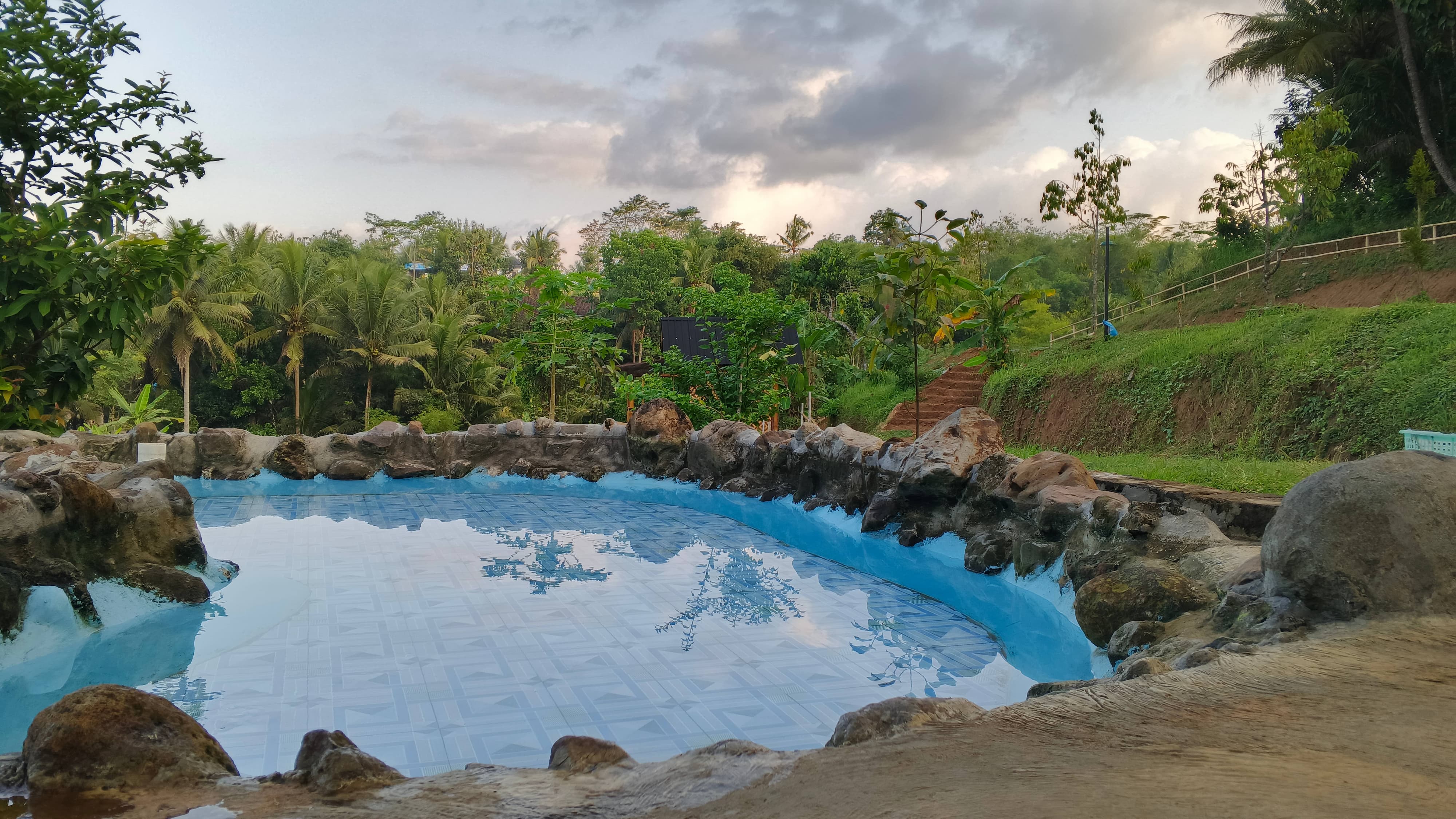 Pemandangan kolam air panas alami di Warung Kungkum - Foto 3